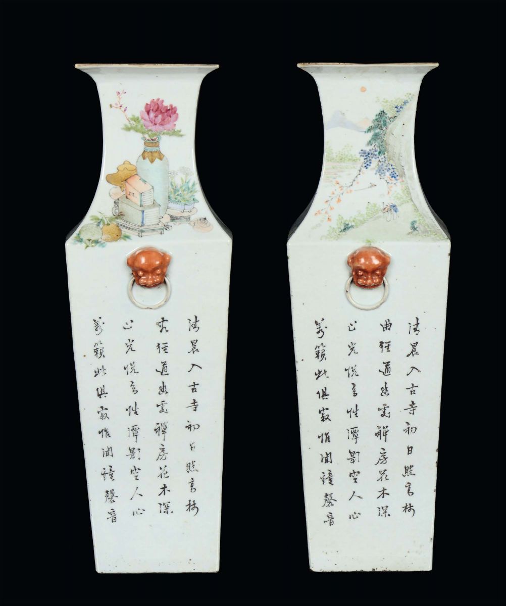 Coppia di Vasi in Porcellana Policroma a Sezione Quadrata, Cina, Dinastia Qing, XIX Secolo