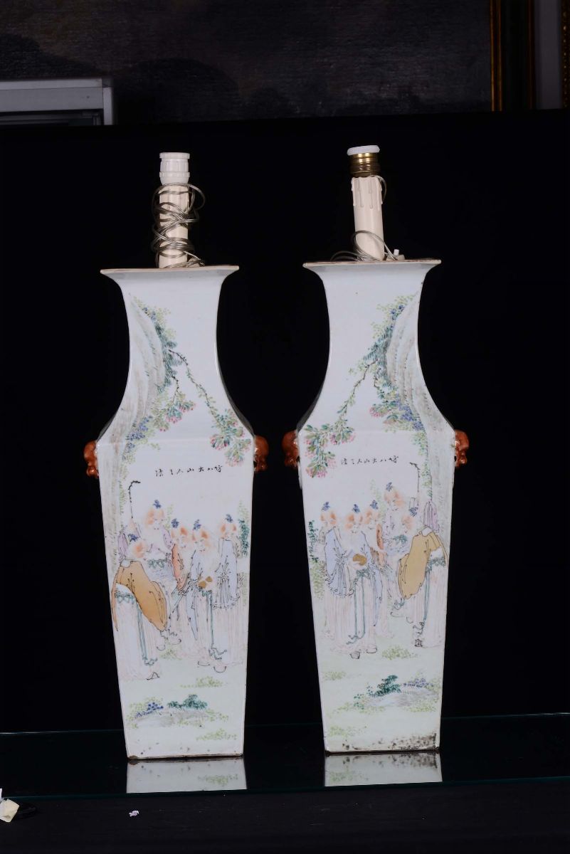 Coppia di Vasi in Porcellana Policroma a Sezione Quadrata, Cina, Dinastia Qing, XIX Secolo