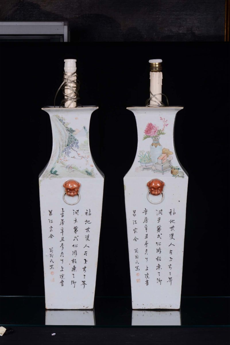 Coppia di Vasi in Porcellana Policroma a Sezione Quadrata, Cina, Dinastia Qing, XIX Secolo