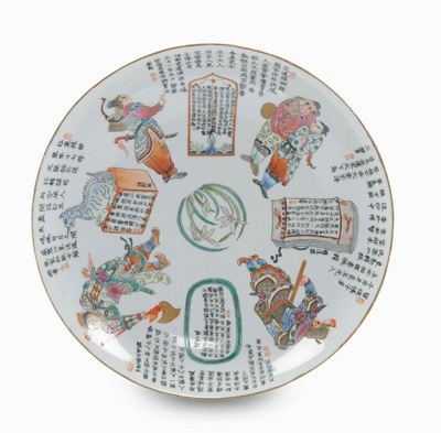 Piatto Famiglia Rosa con Personaggi Tratti dalla Storia e Mitologia Cinese. Periodo Dao Guang
