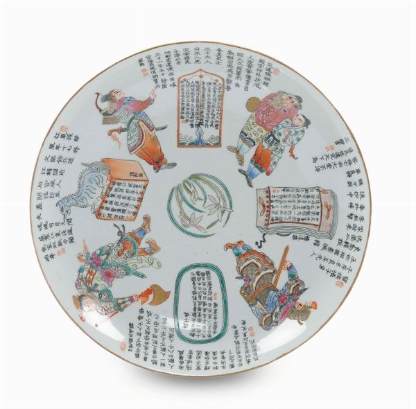 Piatto Famiglia Rosa con personaggi tratti dalla storia e mitologia cinese. Periodo Dao Guang
