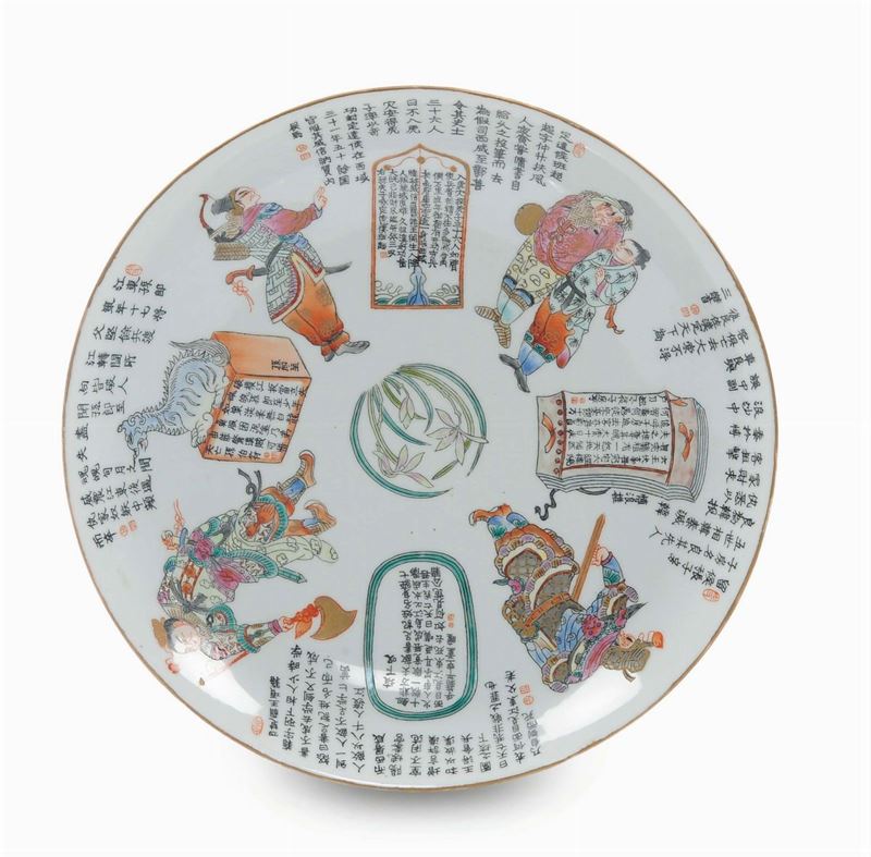 Piatto Famiglia Rosa con personaggi tratti dalla storia e mitologia cinese.Periodo Dao Guang  - Asta Antiquariato e Dipinti Antichi - II - Cambi Casa d'Aste