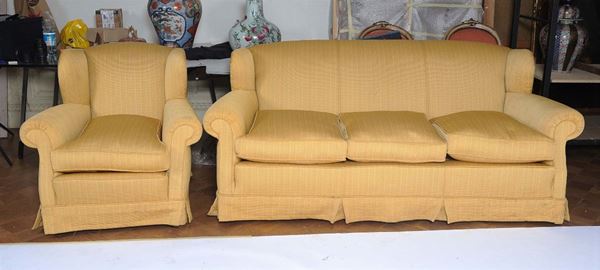 Salotto composto da divano e tre poltrone con tessuto giallo