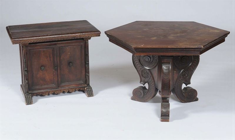 Due tavolini diversi in stile rinascimento  - Asta Eredità Emilio Bruzzone - I - Cambi Casa d'Aste