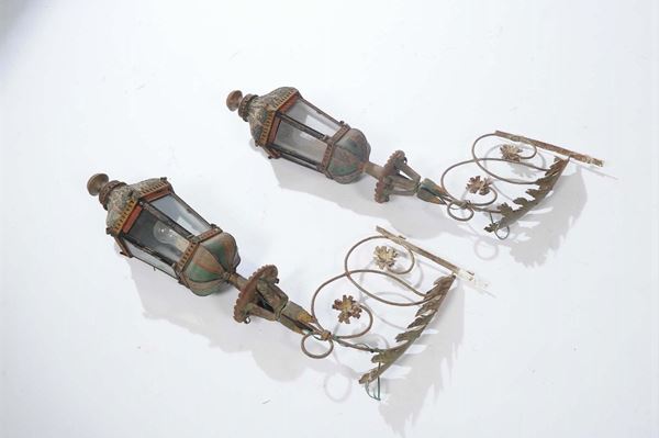Coppia di lanterne da muro in ferro laccato