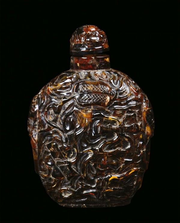 Snuff bottle a rilievo in ambra, Cina, XIX secolo