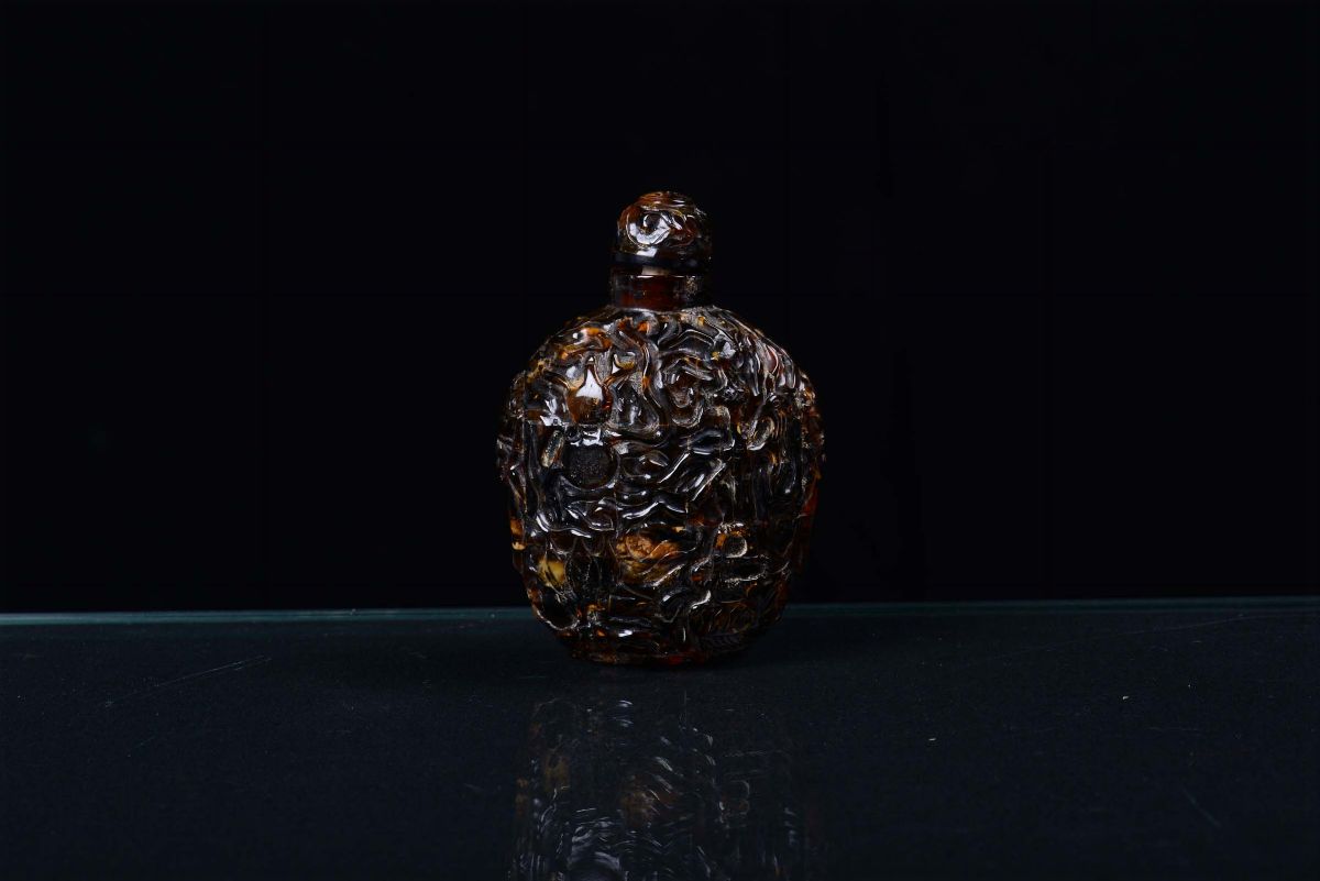 Snuff Bottle a Rilievo in Ambra, Cina, XIX Secolo
