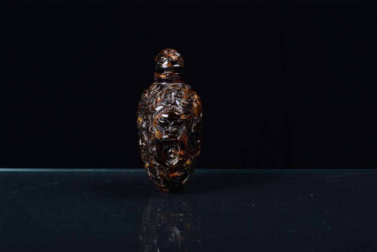Snuff Bottle a Rilievo in Ambra, Cina, XIX Secolo