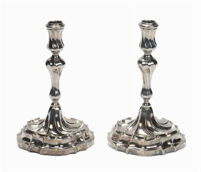 Coppia di Candelieri Luigi XV in Argento con Stemma Nobiliare, Metà XVIII Secolo