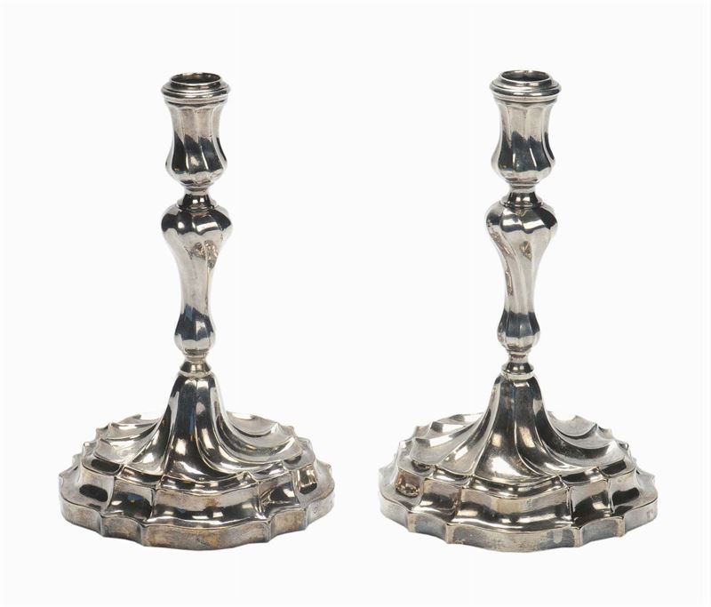 Coppia di candelieri Luigi XV in argento con stemma nobiliare, metà XVIII secolo  - Asta Argenti e Gioielli Antichi e Contemporanei - Cambi Casa d'Aste