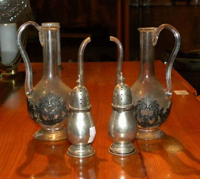 Lotto composto da coppia di oliere in vetro con applicazioni in argento sbalzato  - Auction An important Genoese Heritage - I - Cambi Casa d'Aste
