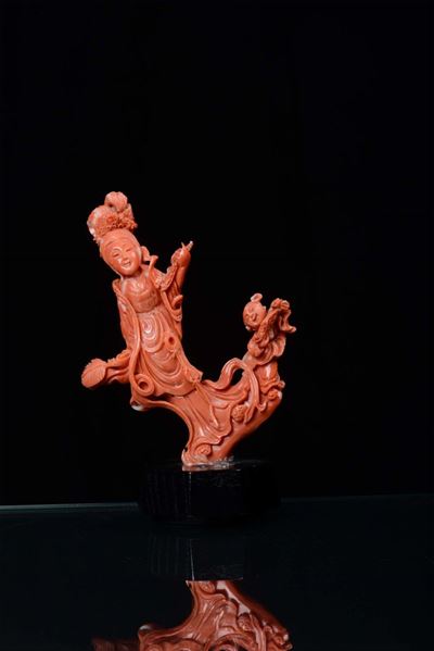 Piccola Scultura in Corallo Raffigurante Guanyin, Cina XIX Secolo