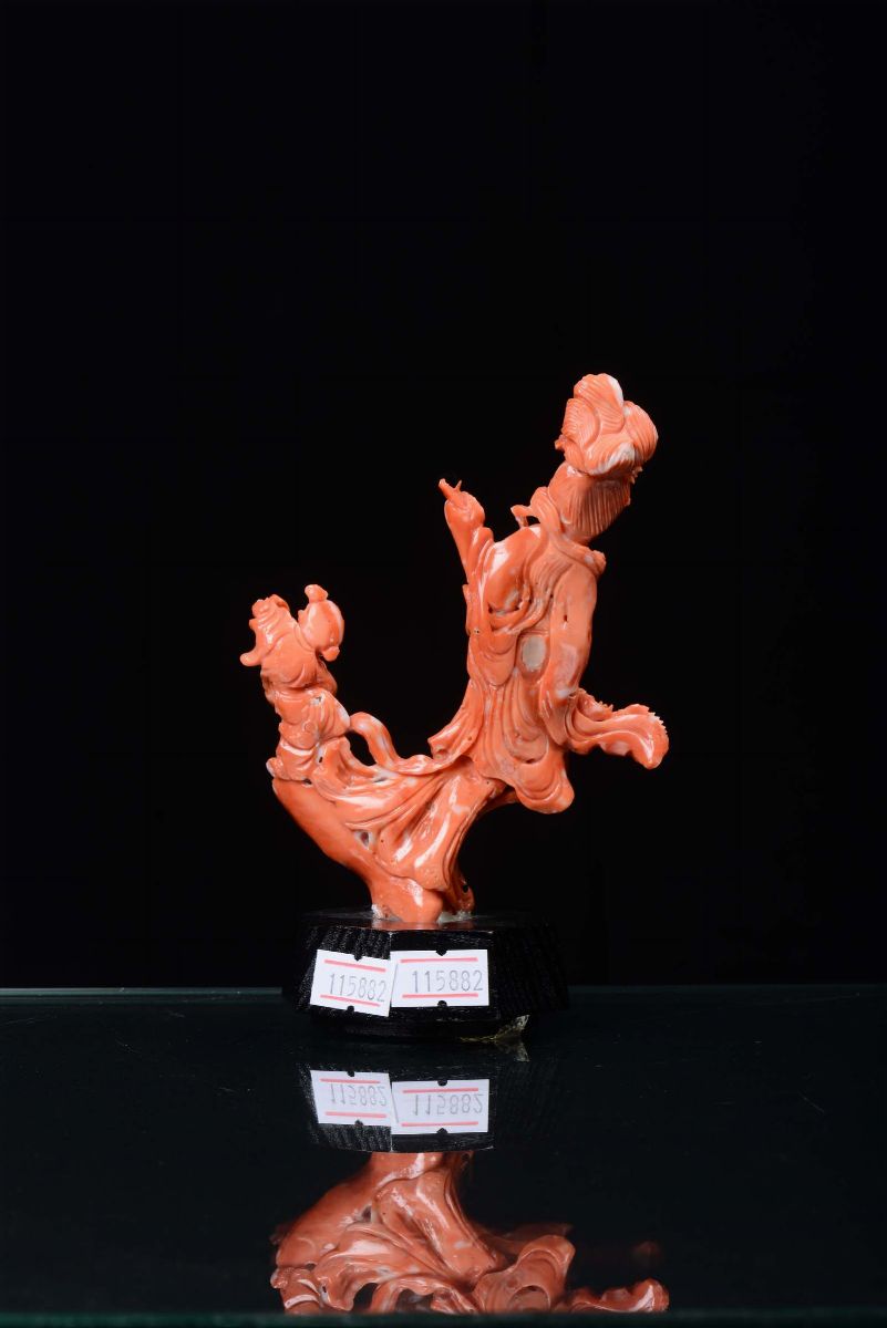Piccola Scultura in Corallo Raffigurante Guanyin, Cina XIX Secolo