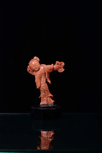 Piccola Scultura in Corallo Raffigurante Guanyin, Cina, XIX Secolo