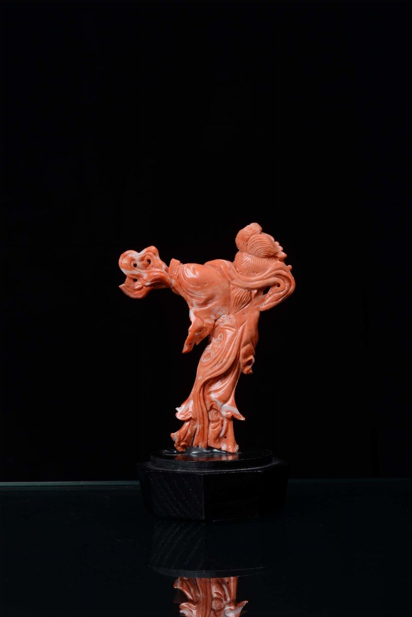Piccola Scultura in Corallo Raffigurante Guanyin, Cina, XIX Secolo