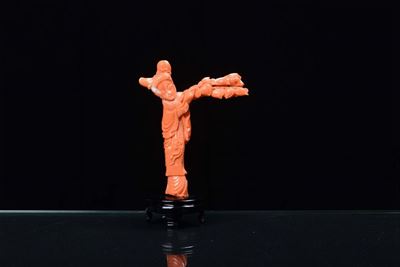 Piccola Scultura in Corallo Raffigurante Guanyin, Cina, XIX Secolo