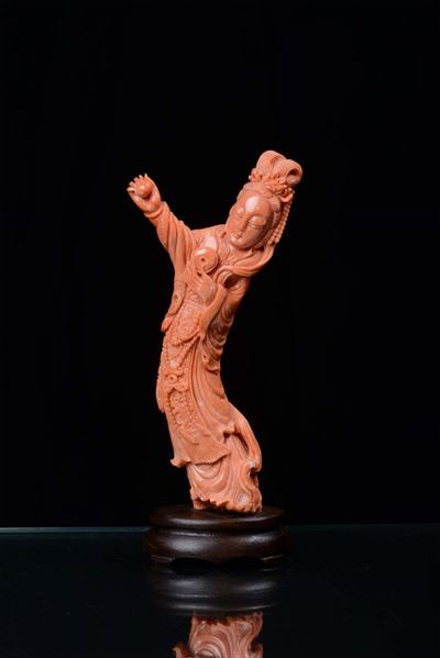 Piccola Scultura in Corallo Raffigurante Guanyin, Cina. XIX Secolo