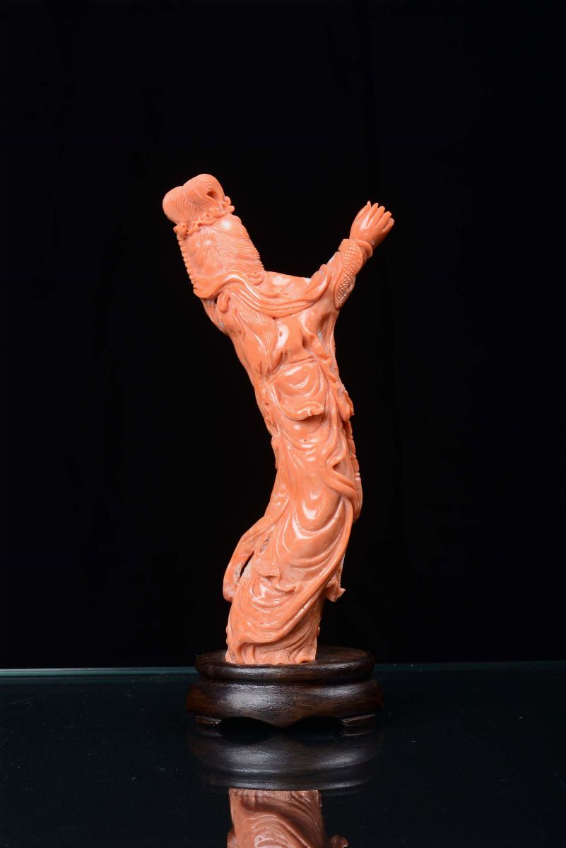 Piccola Scultura in Corallo Raffigurante Guanyin, Cina. XIX Secolo