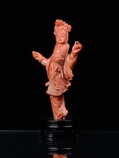 Piccola Scultura in Corallo Raffigurante Guanyin, Cina XIX Secolo