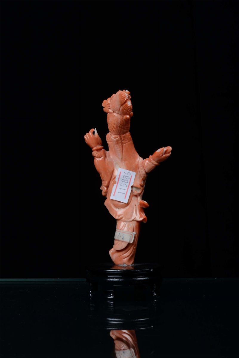 Piccola Scultura in Corallo Raffigurante Guanyin, Cina XIX Secolo