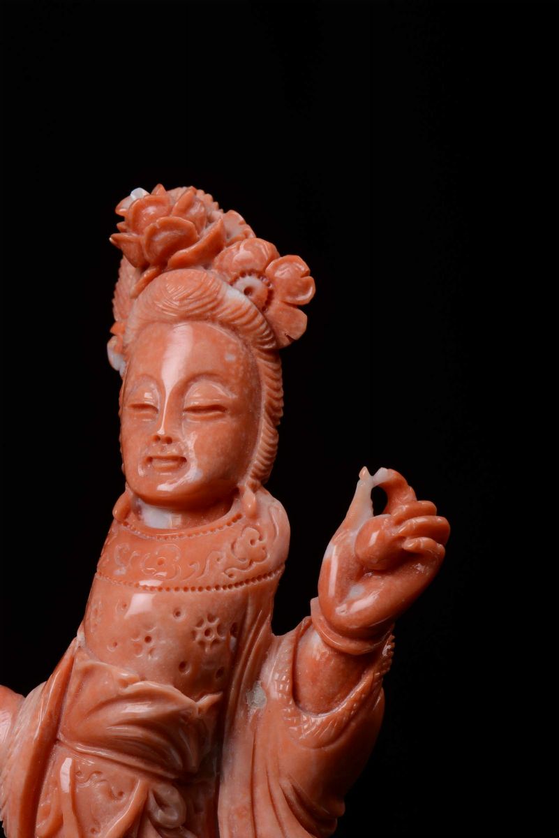 Piccola Scultura in Corallo Raffigurante Guanyin, Cina XIX Secolo