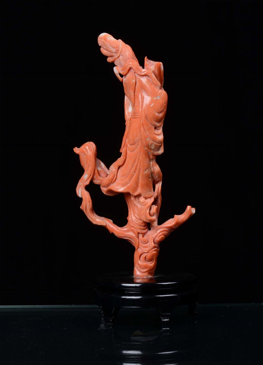 Piccola Scultura in Corallo Raffigurante Figura Orientale, Cina XIX Secolo