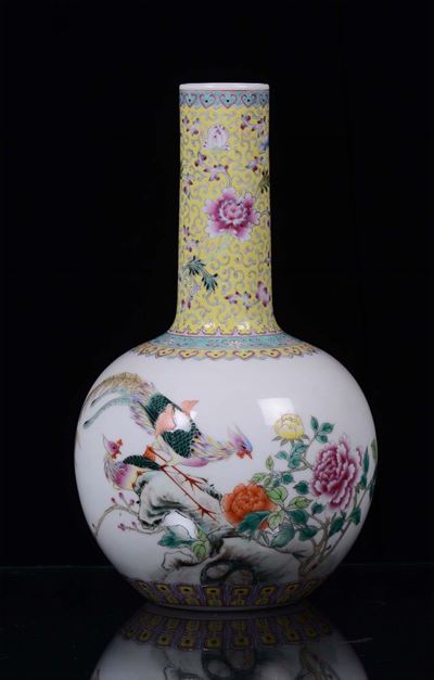 Vaso in Porcellana a Decoro Policromo Floreale e Uccelli del Paradiso, Cina, Repubblica, XX Secol...