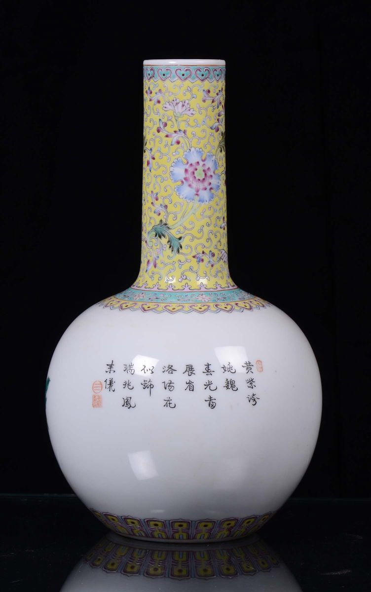 Vaso in Porcellana a Decoro Policromo Floreale e Uccelli del Paradiso, Cina, Repubblica, XX Secol...