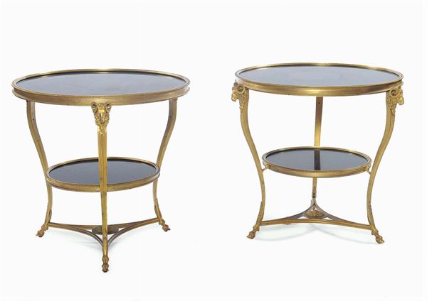 Coppia di tavoli circolari in bronzo dorato Impero, Francia XX secolo