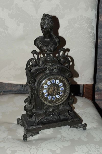 Orologio in Bronzo Brunito con Busto Femminile sulla Sommità