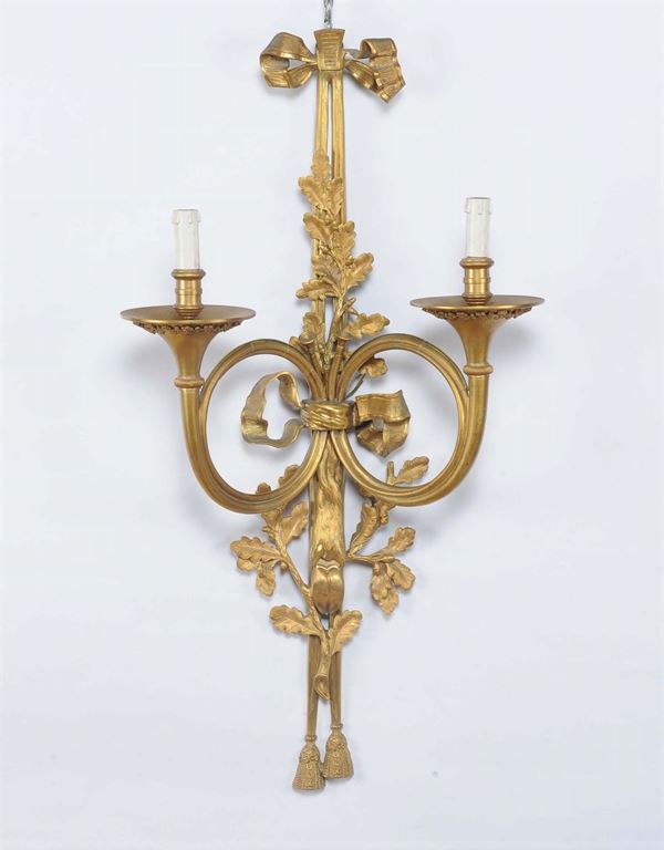 Raro insieme di quattro appliques in bronzo dorato a due luci, XIX secolo