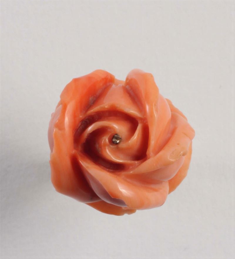 Anello con corallo a forma di rosa  - Asta Argenti e Gioielli Antichi e Contemporanei - Cambi Casa d'Aste