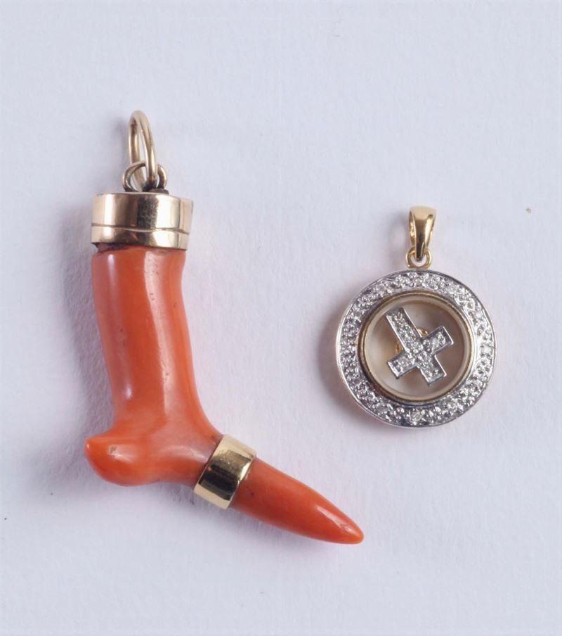 Lotto composto da tre pendenti  - Asta Argenti e Gioielli Antichi e Contemporanei - Cambi Casa d'Aste