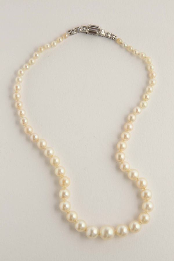 A cultured scalar pearls necklace