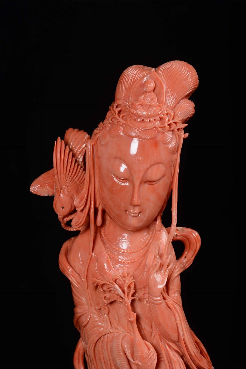 Grande Scultura in Corallo Rosso Raffigurante Guanyin, Cina, Dinastia Qing, XIX Secolo