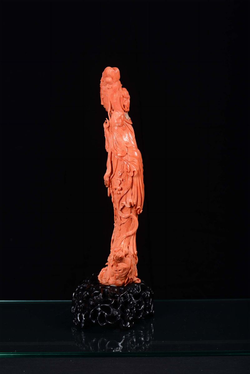 Grande Scultura in Corallo Rosso Raffigurante Guanyin, Cina, Dinastia Qing, XIX Secolo