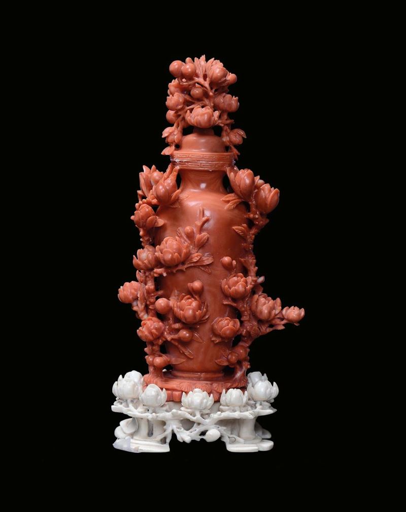 A red coral sculpture representing a vase with floral shoots, China, Qing Dynasty, 19th centuryIvory base sculpted with flowers and leaves  - Auction Fine Chinese Works of Art - Cambi Casa d'Aste