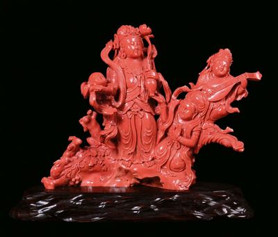 Bel Gruppo in Corallo Rosso con Suonatrice di Violino, Personaggi e Animali, Cina, Dinastia Qing,...