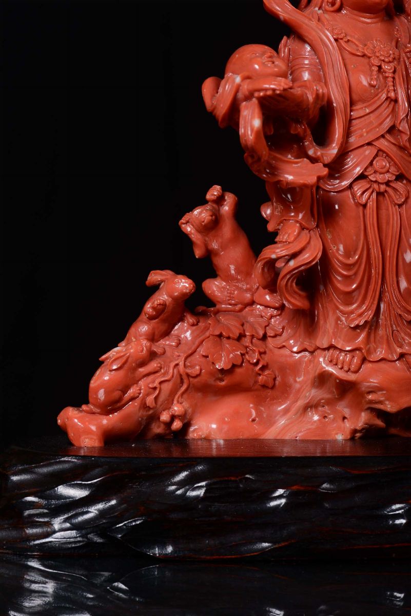 Bel Gruppo in Corallo Rosso con Suonatrice di Violino, Personaggi e Animali, Cina, Dinastia Qing,...