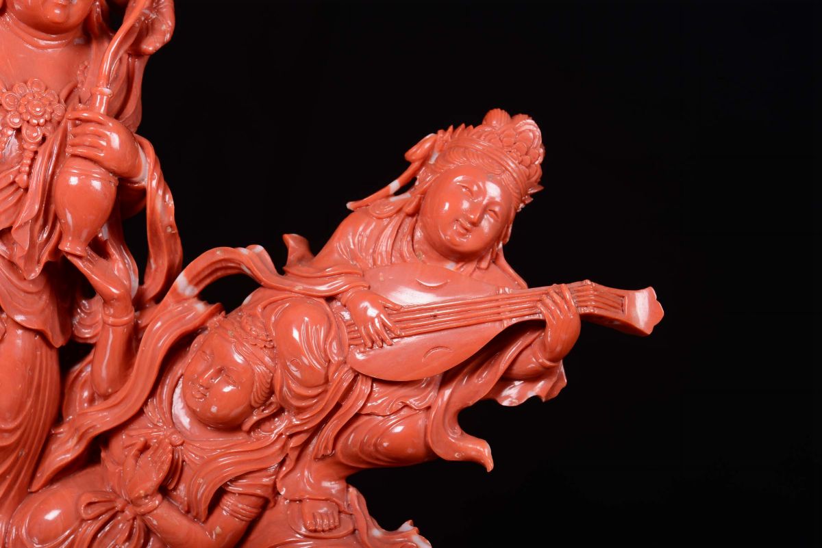 Bel Gruppo in Corallo Rosso con Suonatrice di Violino, Personaggi e Animali, Cina, Dinastia Qing,...