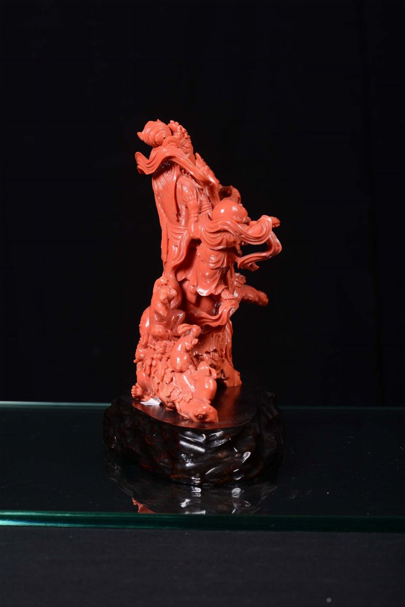 Bel Gruppo in Corallo Rosso con Suonatrice di Violino, Personaggi e Animali, Cina, Dinastia Qing,...