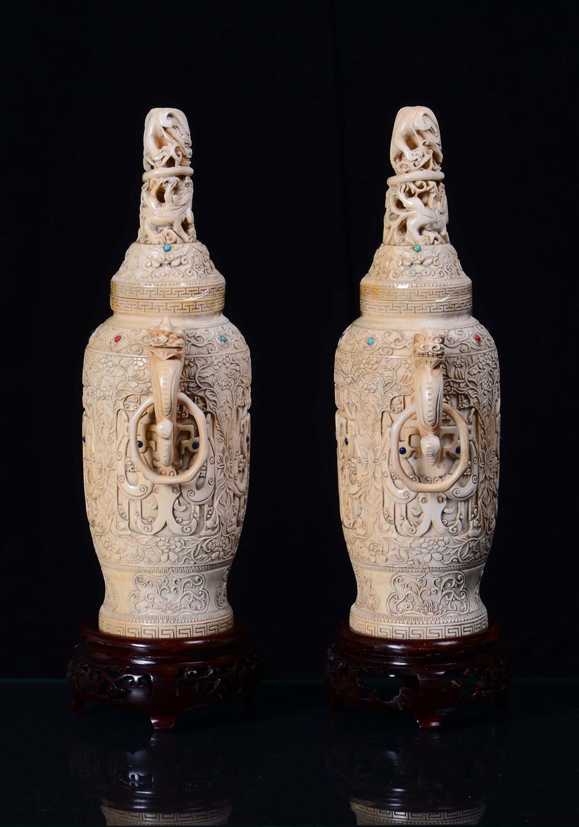 Coppia di Vasi in Avorio Scolpito a Motivo Vegetale e Floreale, Cina, Dinastia Qing, XIX Secolo