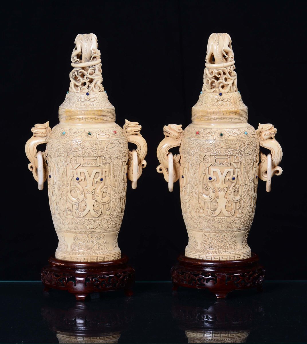 Coppia di Vasi in Avorio Scolpito a Motivo Vegetale e Floreale, Cina, Dinastia Qing, XIX Secolo
