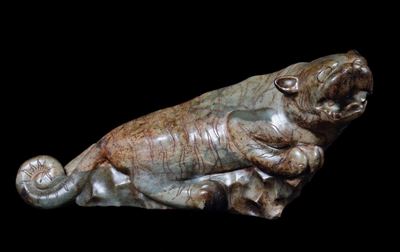 Grande Scultura a Forma di Tigre in Giada, Cina XX Secolo