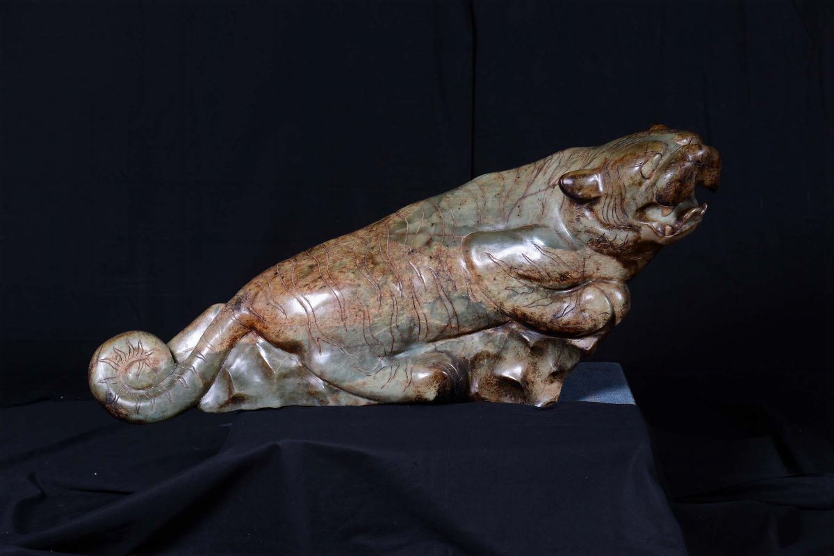Grande Scultura a Forma di Tigre in Giada, Cina XX Secolo