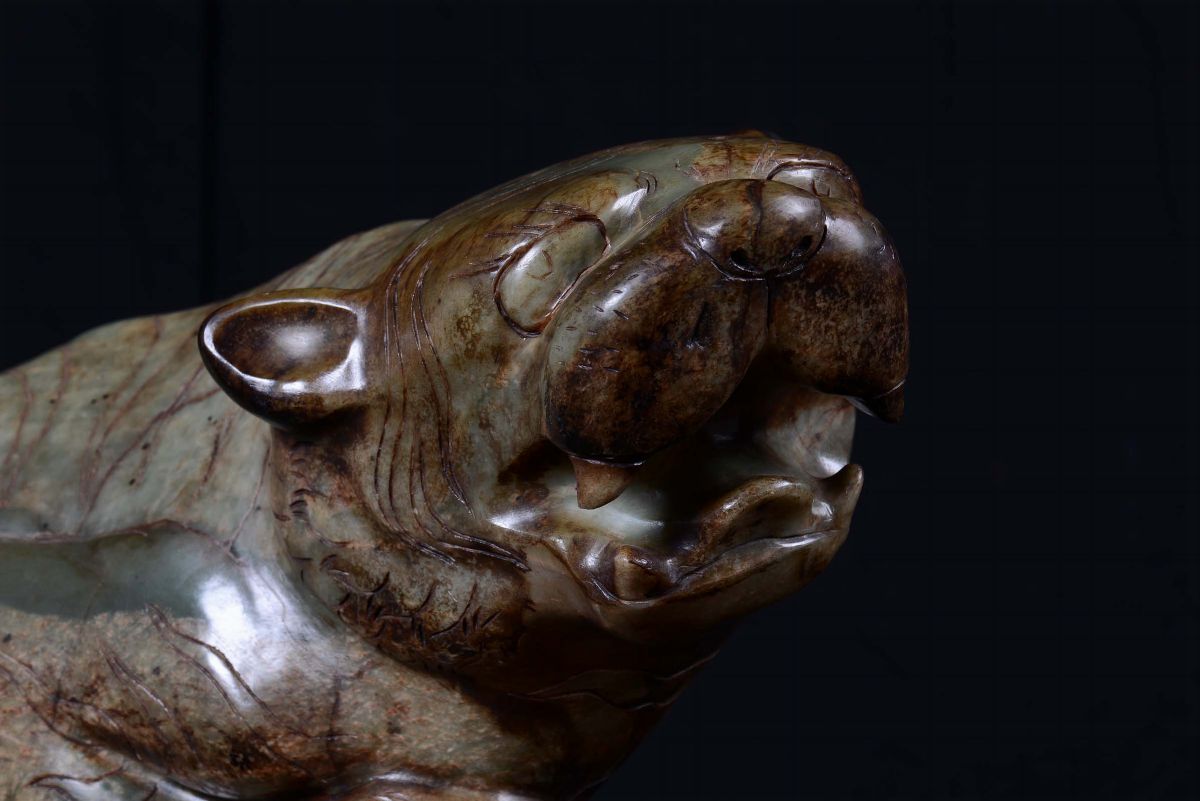 Grande Scultura a Forma di Tigre in Giada, Cina XX Secolo