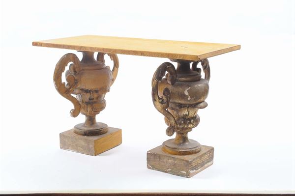 Coppia di vasi portapalme in legno intagliato e dorato