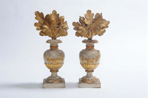 Coppia di vasi porta palme in legno intagliato e dorato