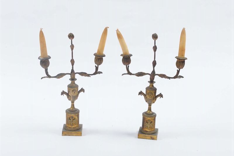 Coppia di candelieri in bronzo dorato a due luci  - Asta Asta a Tempo Antiquariato - Cambi Casa d'Aste