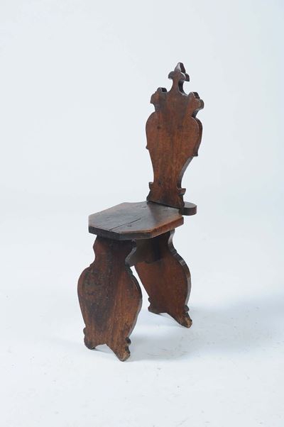 Seggiolina in Noce con Schienale a Scudo